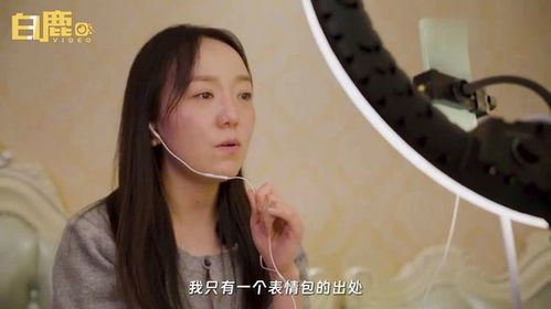 一张女生坐在钢琴旁大笑的表情包走红网络多年,夸张的爆笑以及魔性的笑...
