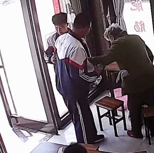 暖心两少年请陌生老人吃馄饨老奶奶拿出仅有香蕉回礼