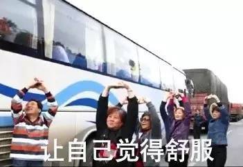 高速堵车,男子和大妈下车玩了起来,引起群众密集围观