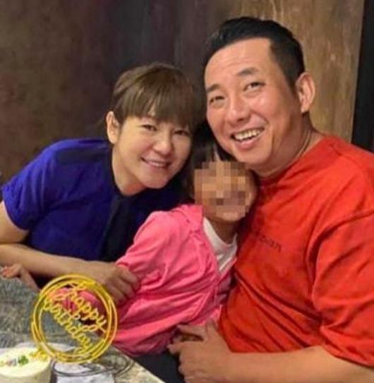 54岁台湾男星被曝和结婚19年妻子离婚,采访时痛批其一身铜臭味