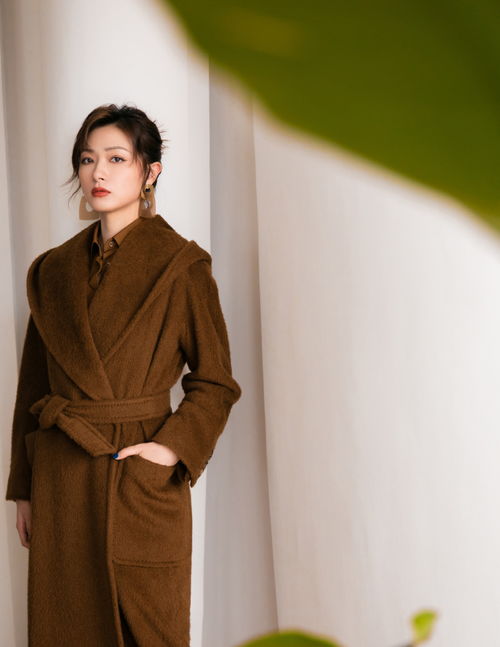 时尚与年龄无关,看刘亦菲妈妈穿深绿大衣,气质高雅比闺女还抢镜