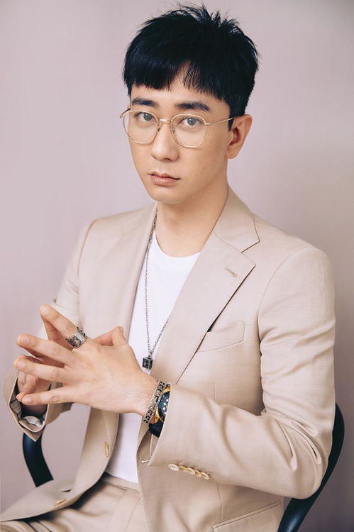 王自健最新西装写真曝光表情搞怪尽显春日活力