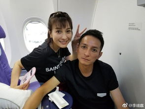 李维嘉吴昕自拍解闷表情搞怪五官超像