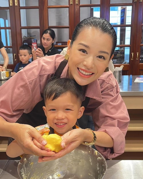 胡杏儿一家五口体验做月饼,亲子互动好温馨,三个儿子好帅好可爱