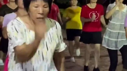 大妈跳广场舞的搞笑操作,这表情把我看笑了