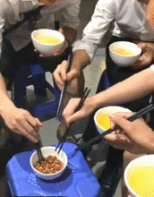 搞笑gif趣图内急上了个厕所,回来看到妹子把我位置占了,在想我该坐哪里呢