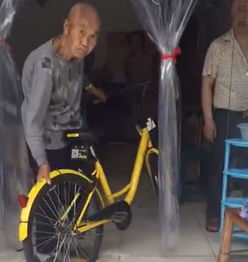 今日牛评大爷强抢共享单车停我家门口就是我的