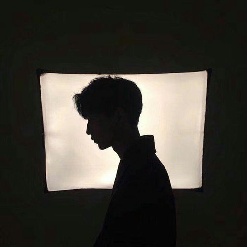有哪些男士的背影图片可以当头像的黑色的,冷酷的那种