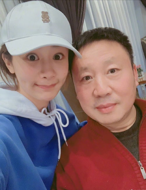 杨紫晒全家福为父亲庆生,举杯庆祝喝到微醺,网友商业自吹