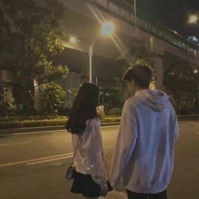 手拉手情侣头像两个人两张牵手情侣头像一前一后