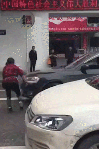 搞笑gif厨师拿着大刀蒙着眼睛,还能把土豆丝切的那么细