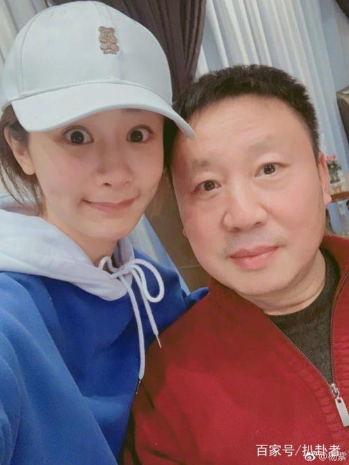 杨紫晒全家福为老爸庆生,父女温馨合影,杨妈杨爸一举动好恩爱