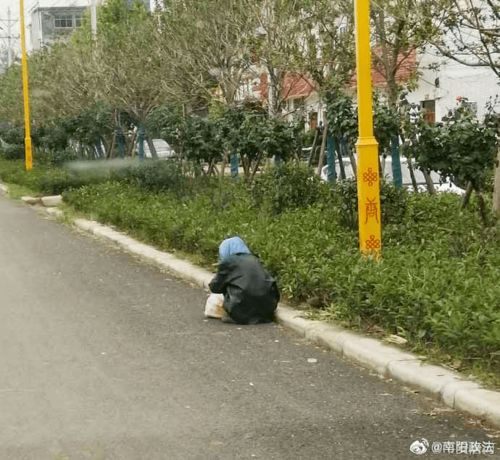 唐河70岁老人蜷缩在花坛旁,还好被巡逻的民警发现,几经碾转终回家儿女