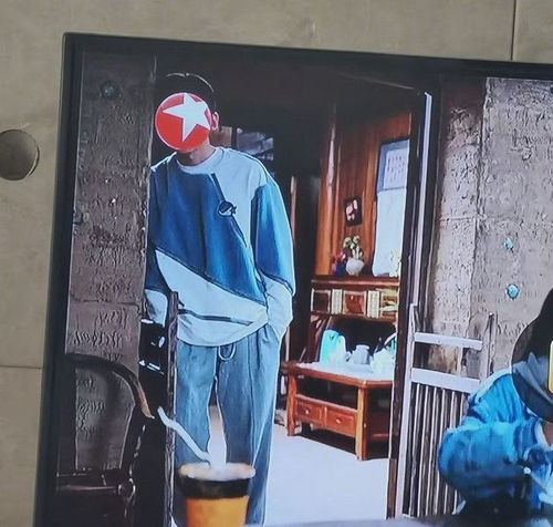 白敬亭的脸被台标遮挡,比p图还有趣,简直又多了一个表情包啊