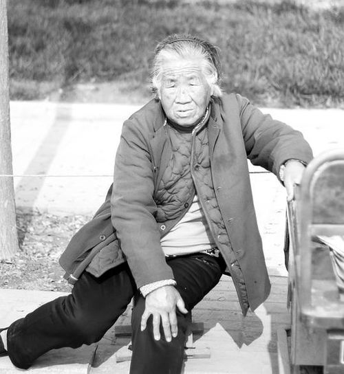 赵新新的相册赵新新原创集市上的老头和老太