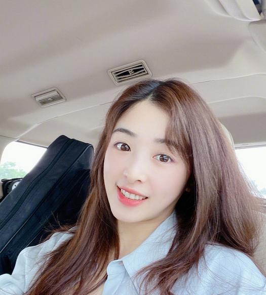 31岁张含韵仍甜美如少女,曾遭16年网暴,被主持人当众逼问黑料