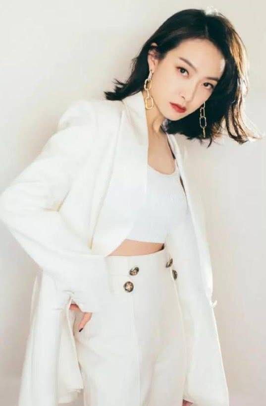 宋茜白色西装又a又飒,金属耳环配利落短发,穿出性感女人味