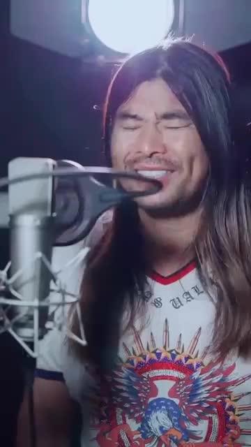 最近很火的面筋哥,灵魂歌手,不过你这唱歌的表情是在逗我吗