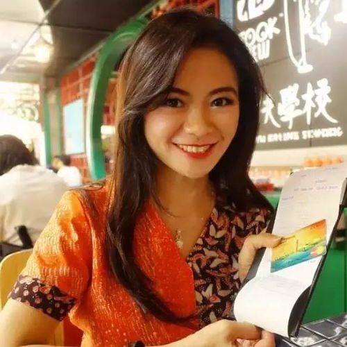 50岁阿姨身材火辣颜值完爆少女与儿子合照似情侣,这下老公尴尬了......