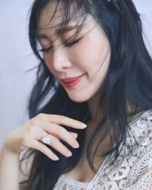 王石小30岁娇妻高调出书穿露脐装秀性感小蛮腰,梳低马尾好端庄