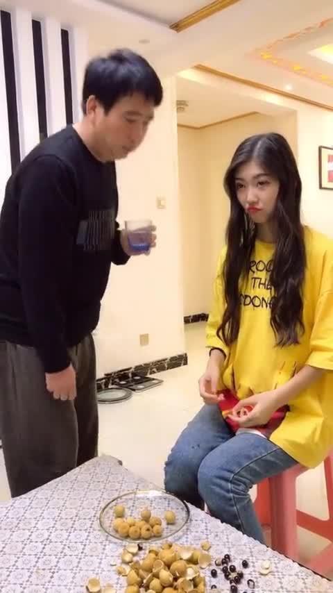 女儿被父母虐狗,太好笑了表情