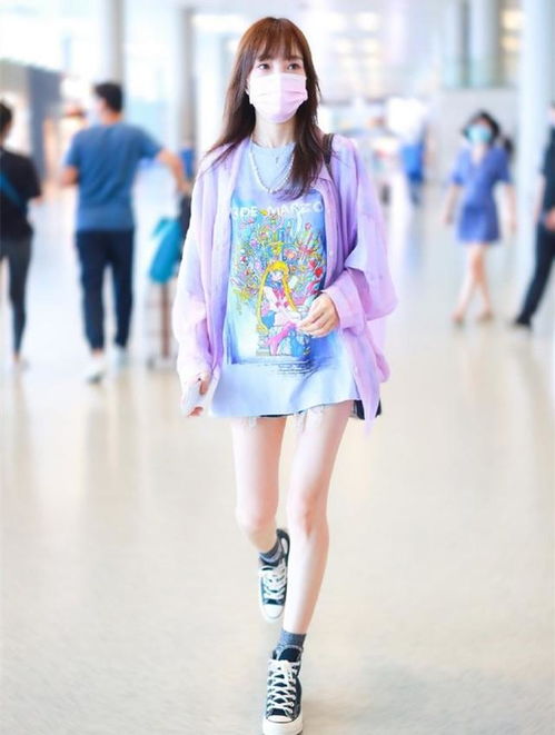 李小璐哪里像38岁年纪呢穿紫色防晒衫搭卡通t恤,分明才18岁