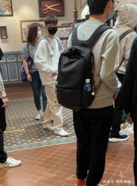 鹿晗陪邓超夫妇现身迪士尼,戴卡通帽子出镜超萌,一点不像31岁

