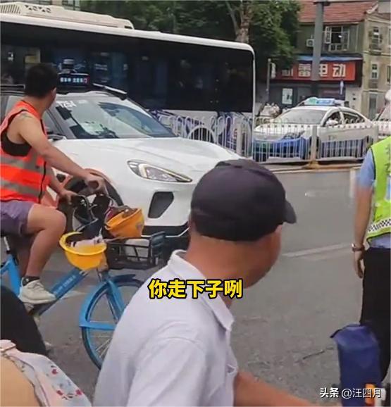搞不赢了武汉街头勺萝卜大罢工,造成拥堵,帽子叔叔表情亮了