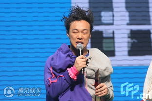 陈奕迅压轴献唱搞怪表情奇装异服太抢眼