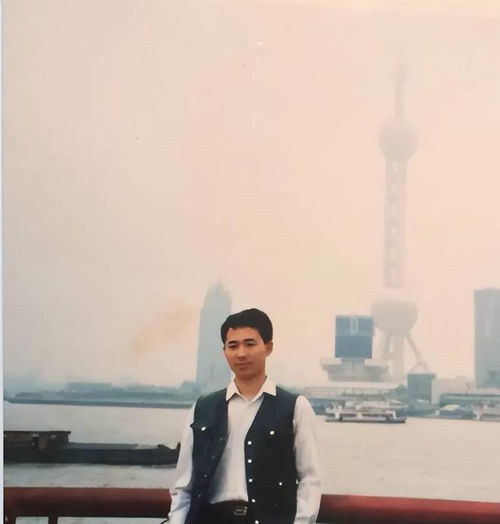 九十年代的成熟男人,身穿笔挺西装,标准的成功人士