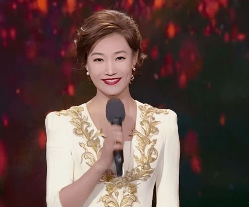月亮姐姐为央视主持李梓萌征婚后者素颜表情搞怪,43岁仍单身