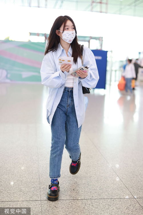 组图徐梦洁机场戴卡通口罩童心满满穿蓝色衬衫搭白t简约甜美