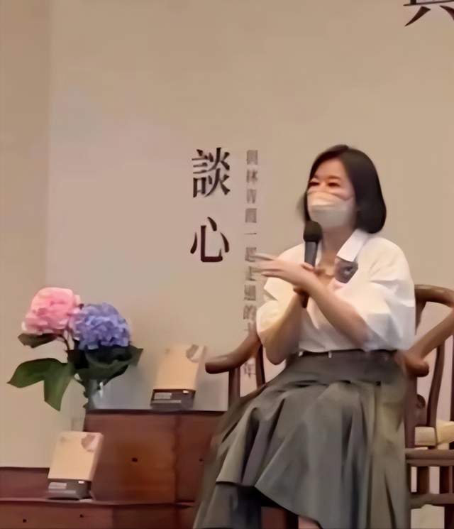 林青霞罕见公开亮相,穿白衬衫绿裙很显年轻,看起来如同40岁