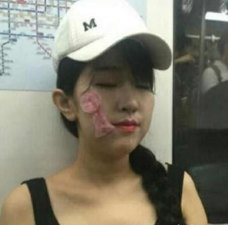 搞笑段子我正在睡午觉,感觉有人给我盖被子,哎呦,女儿说了