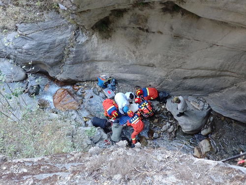 云南虎跳峡景区一28岁女游客坠崖获救,救援人员疑独自徒步时坠入20米深崖底