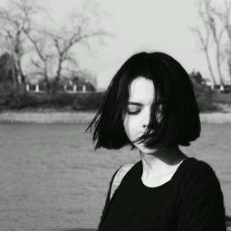 短发欧美女生头像,衣服是鲜艳的颜色