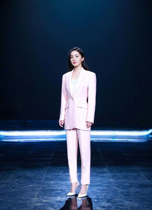 杨幂这回够低调,穿宽大西装休闲显气质,造型看起来还是很美