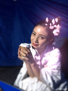 组图胡可剧组吃冰棍心情大好翻白眼搞怪颜值依然在线