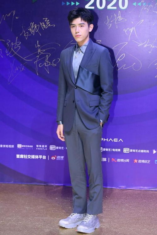 陈飞宇低调现身藏青大衣配长裤如中年大叔,再无往日星二代风采