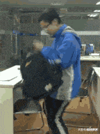 搞笑gif趣图这狗都会自己拿钱来买火腿肠了