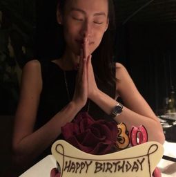 梁洛施开社交账号低调复出与家人共聚庆30岁生日