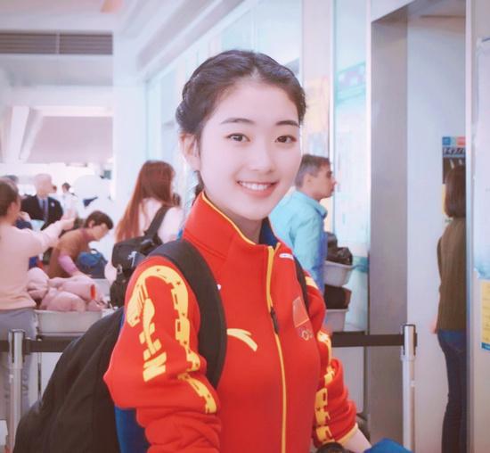 地球引力对立扫把不揽功,像花滑女神李子君立这个,不扶墙也服你