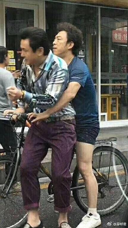 疯狂的外星人路透照沈腾稳坐黄渤自行车前杠,颇为搞笑