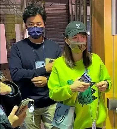 41岁陈乔恩难逃中年肥胖穿卡通毛衣带小9岁男友现身,富态极了
