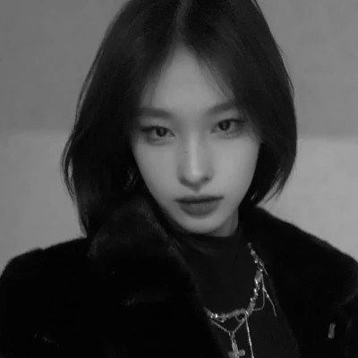 黑白高冷女生头像,最新整理气质黑白女头