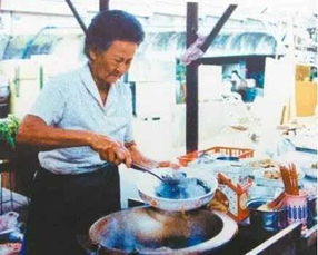 看哭96岁奶奶摆个小摊,每顿2元,亏本55年