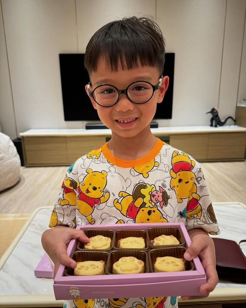 胡杏儿一家五口体验做月饼,亲子互动好温馨,三个儿子好帅好可爱
