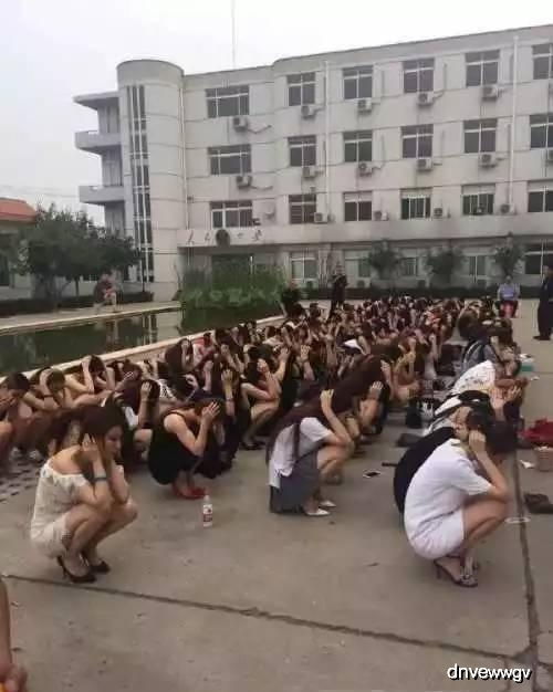搞笑gif趣图这个姑娘,一言不合就翻跟头