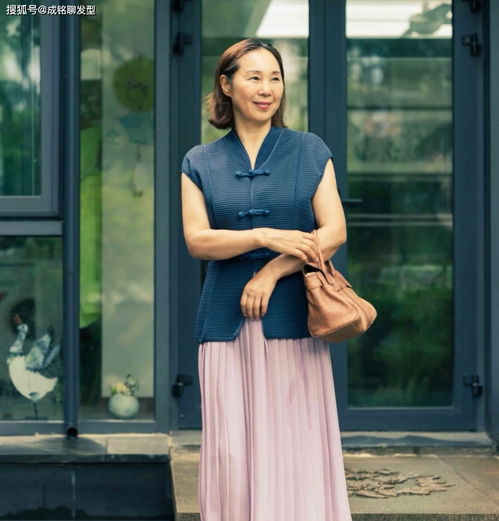 女人过了60岁别总穿裤装,显胖又不好搭配,裙装舒服时髦又显年轻