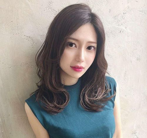 王鸥换个发型帅到认不出,真空西装搭银色短发,满满朋克范